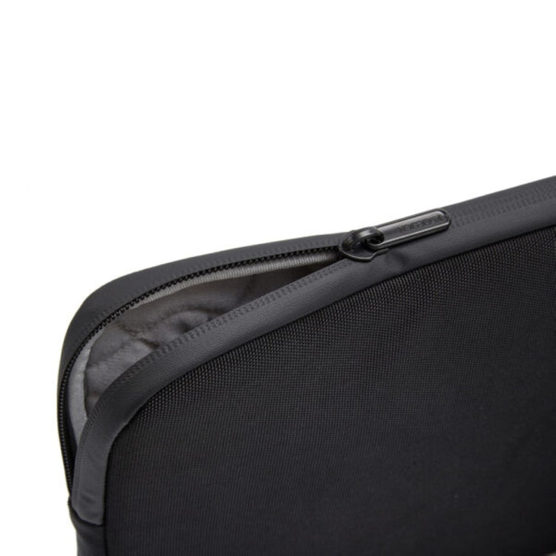 Bobby laptop sleeve corner detail