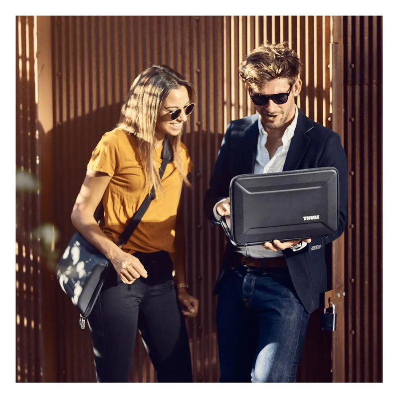 Thule Gauntlet 14″ Macbook Pro with Strap (14" / 16")
